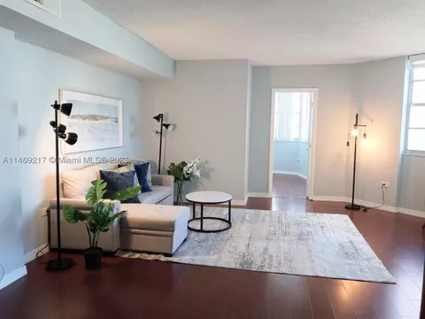 825 Brickell Bay Dr #747, Miami, FL 33131