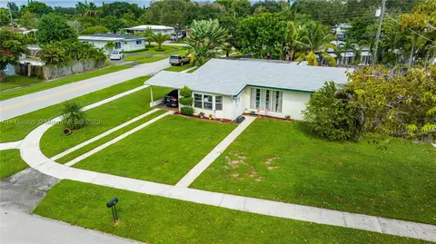 912 Pine Ridge Dr, Plantation, FL 33317