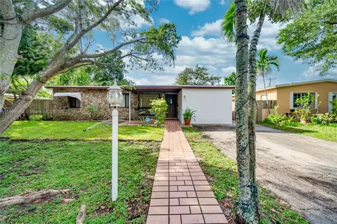 3724 SW 39th St, West Park, FL 33023