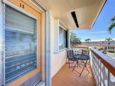 815 SW 10th Ter #13V, Hallandale Beach, FL 33009