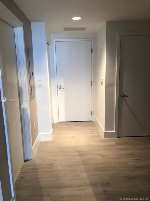 16385 Biscayne Blvd #1720, North Miami Beach, FL 33160
