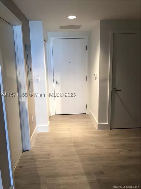 16385 Biscayne Blvd #1720, North Miami Beach, FL 33160