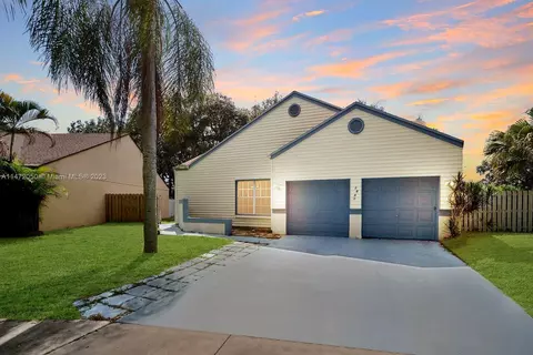 8690 SW 16th Ct, Pembroke Pines, FL 33025
