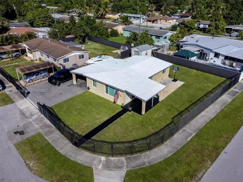 285 NW 183rd Ter, Miami Gardens, FL 33169