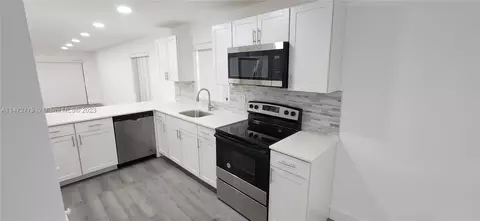 157 SE 7th St, Deerfield Beach, FL 33441