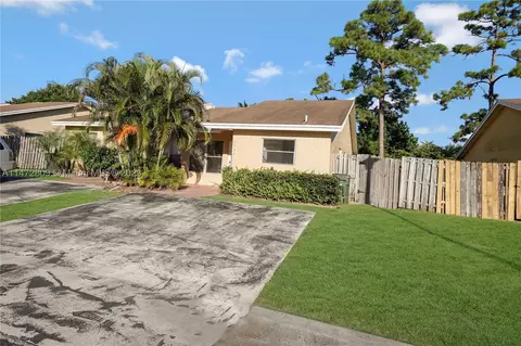 3736 Mil Lake Cir, Greenacres, FL 33463