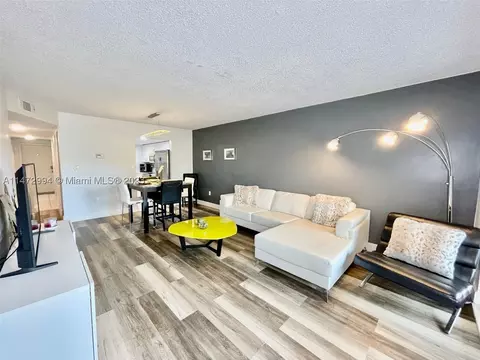 7451 NW 16th St #310, Plantation, FL 33313