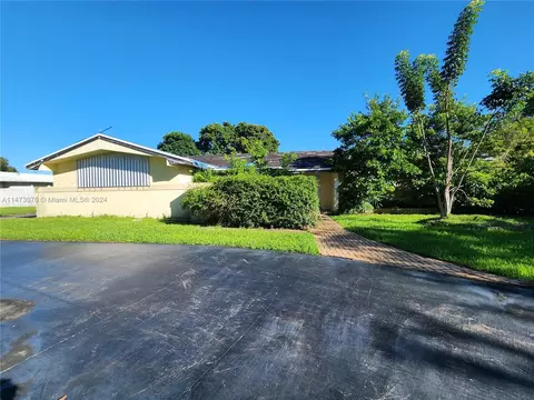 8765 SW 175th St, Palmetto Bay, FL 33157