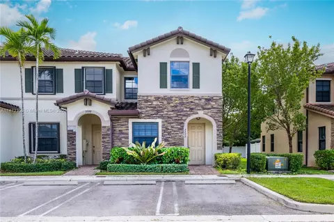 3292 W 92nd Pl, Hialeah, FL 33018
