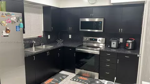 6710 SW 8th St, Pembroke Pines, FL 33023