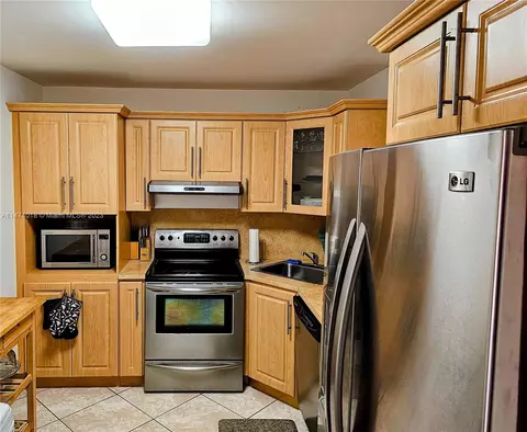 2850 Somerset Dr #214L, Lauderdale Lakes, FL 33311