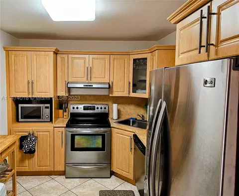 2850 Somerset Dr #214L, Lauderdale Lakes, FL 33311