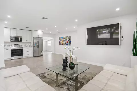4310 NW 15th Ave, Oakland Park, FL 33309