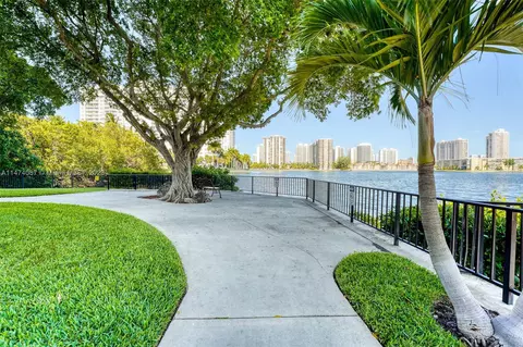 2750 NE 183rd St #1012, Aventura, FL 33160