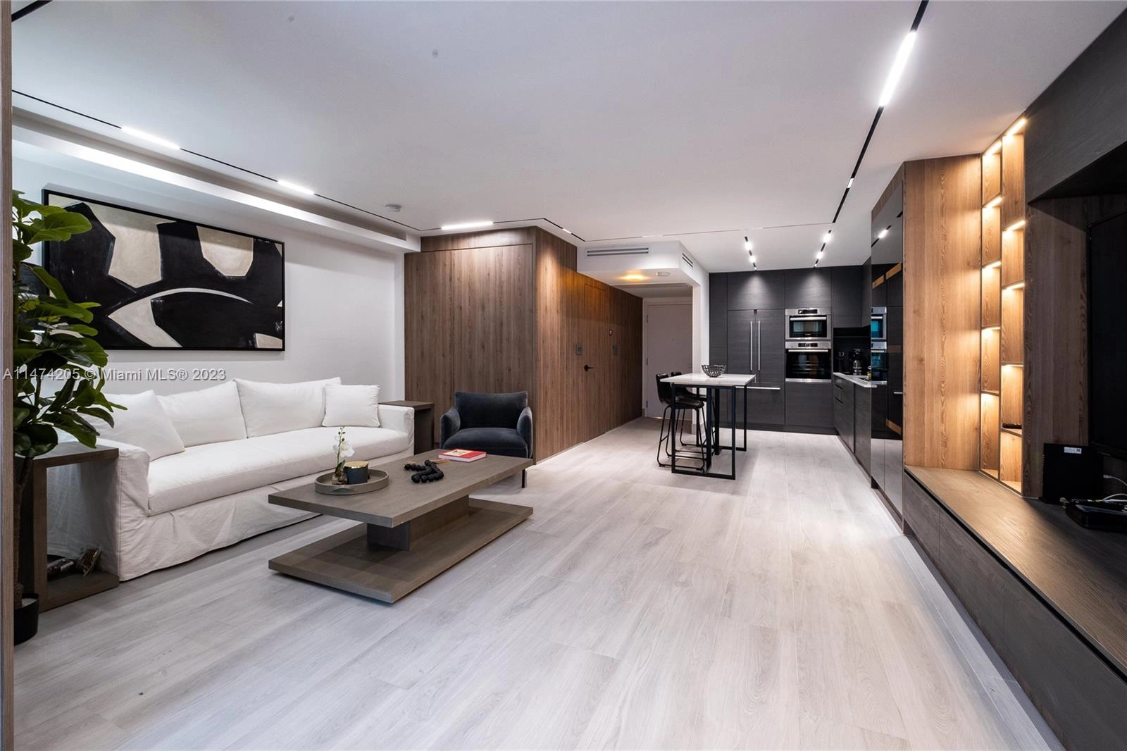 2301 Collins Ave Unit 432  