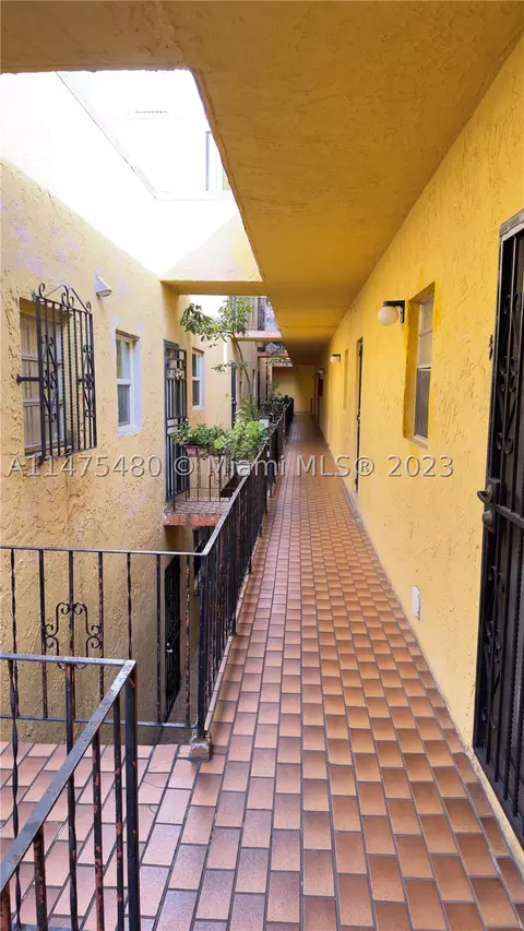 1555 W 44th Pl #220, Hialeah, FL 33012