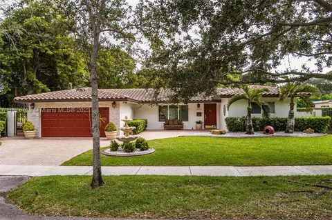 13945 Lake Lure Ct, Miami Lakes, FL 33014