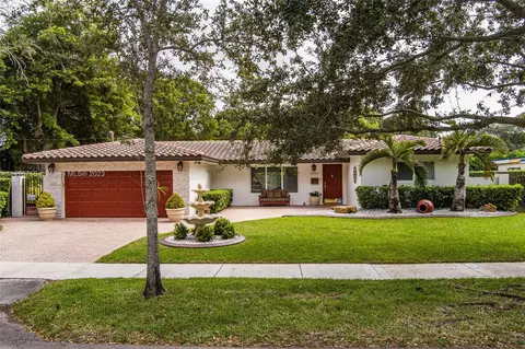 13945 Lake Lure Ct, Miami Lakes, FL 33014