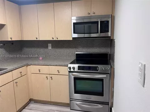 606 W 81st St #229, Hialeah, FL 33014