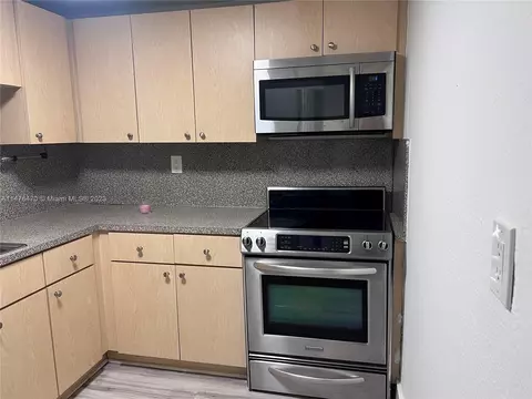 606 W 81st St #229, Hialeah, FL 33014