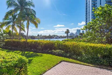 3802 NE 207 Th St #TH1, Aventura, FL 33180