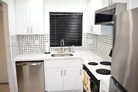9420 Sunrise Lakes Blvd #112, Sunrise, FL 33322
