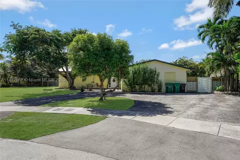 18558 SW 93rd Pl, Cutler Bay, FL 33157