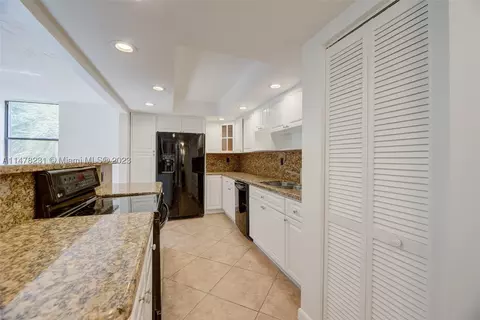 450 Commodore Dr #308, Plantation, FL 33325