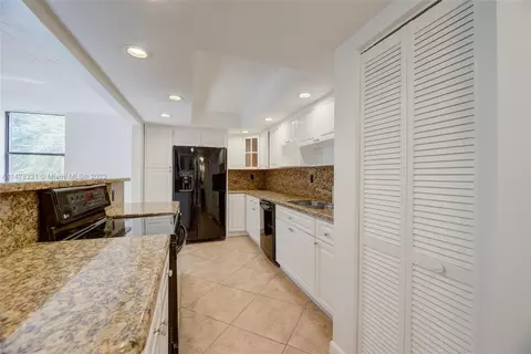 450 Commodore Dr #308, Plantation, FL 33325