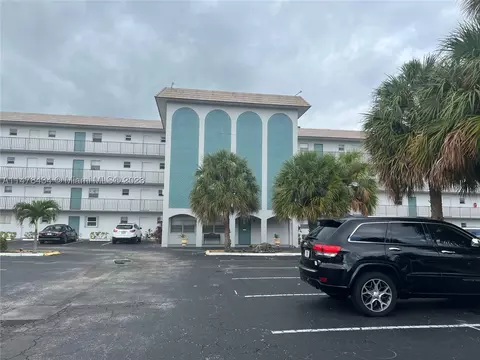 4311 Crystal Lake Dr #205, Pompano Beach, FL 33064