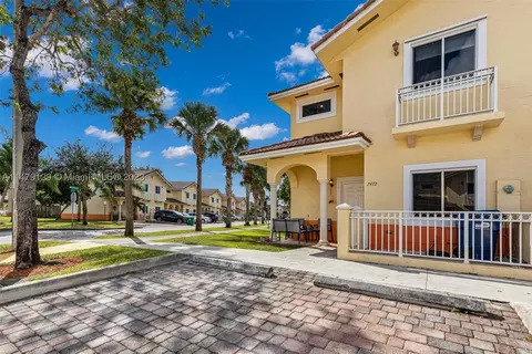 7472 NW 181st St, Hialeah, FL 33015