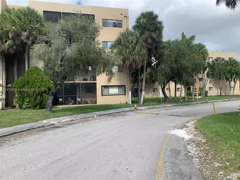 8635 NW 8th St #122, Miami, FL 33126