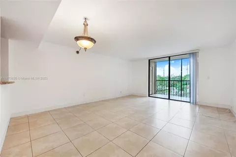 8635 NW 8th St #303, Miami, FL 33126