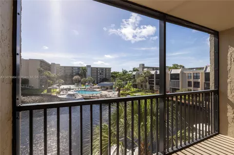 10 Royal Palm Way #302, Boca Raton, FL 33432