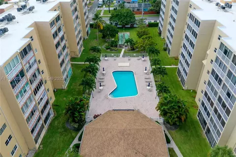 619 NE 14th Ave #206, Hallandale Beach, FL 33009