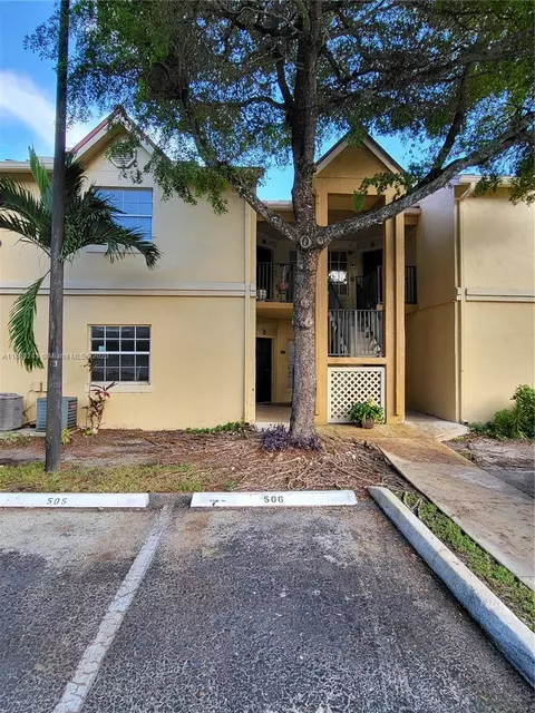 18350 NW 68th Ave #G, Hialeah, FL 33015
