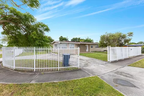 8900 SW 19th St, Miami, FL 33165
