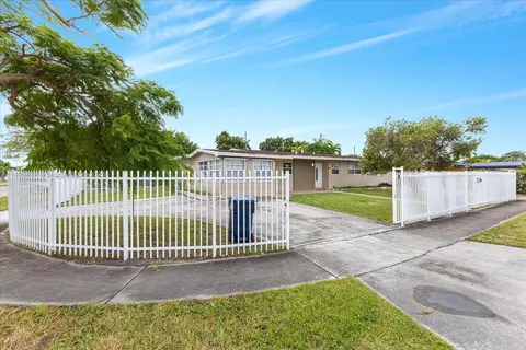8900 SW 19th St, Miami, FL 33165