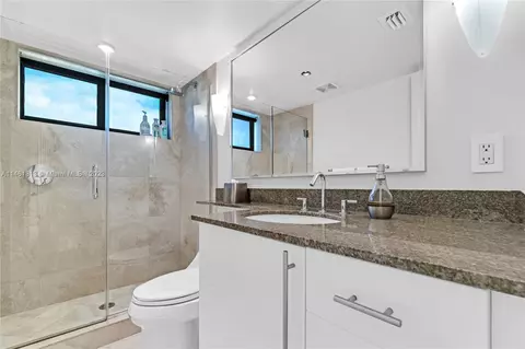 Bath - 127 Enid Dr #14, Key Biscayne, FL 33149 photo 2 of 3
