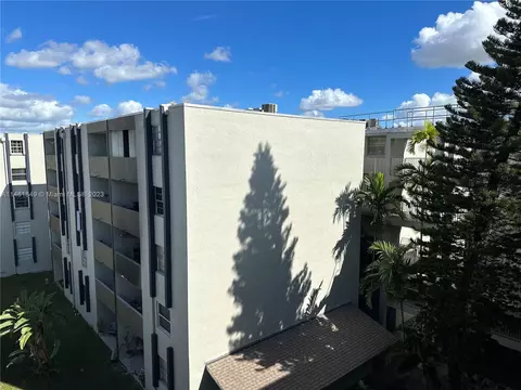 10090 NW 80th Ct, Hialeah Gardens, FL 33016