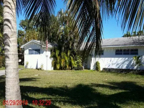 221 SE 9th St, Hallandale Beach, FL 33009