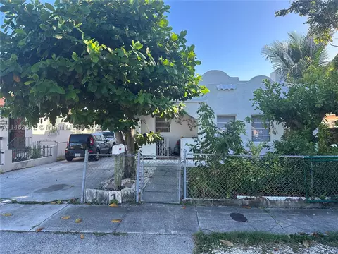 2262 NW 5th St, Miami, FL 33125