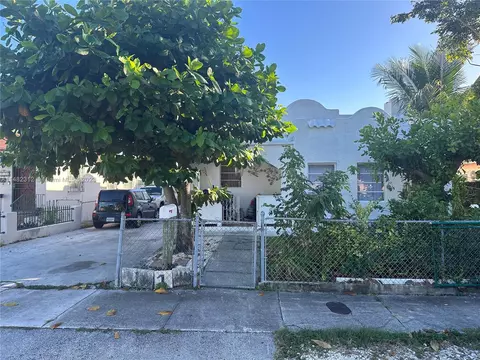 2262 NW 5th St, Miami, FL 33125