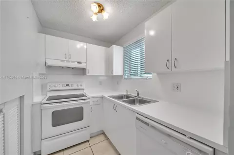 8177 NW 8th St #D9, Miami, FL 33126