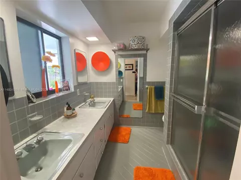 Bath - 3202 Harrison St, Hollywood, FL 33021 photo 2 of 3