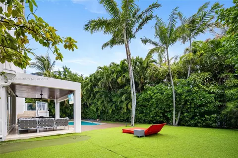 Exterior - 475 Harbor Dr, Key Biscayne, FL 33149 photo 9 of 14