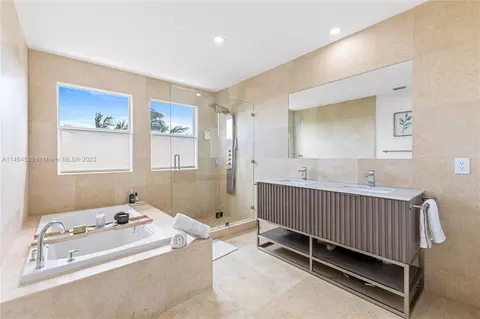 Bath - 475 Harbor Dr, Key Biscayne, FL 33149 photo 2 of 6