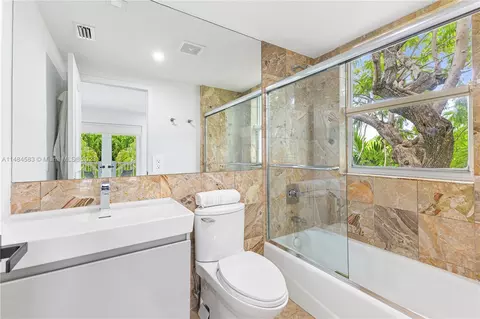 Bath - 475 Harbor Dr, Key Biscayne, FL 33149 photo 4 of 6