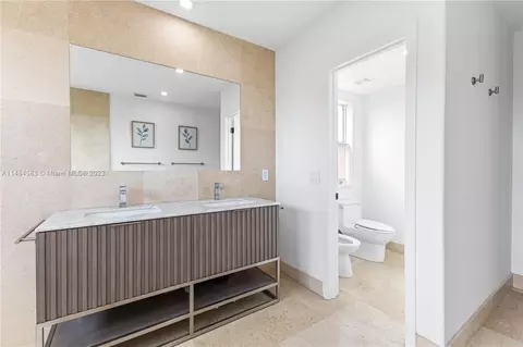 Bath - 475 Harbor Dr, Key Biscayne, FL 33149 photo 3 of 6