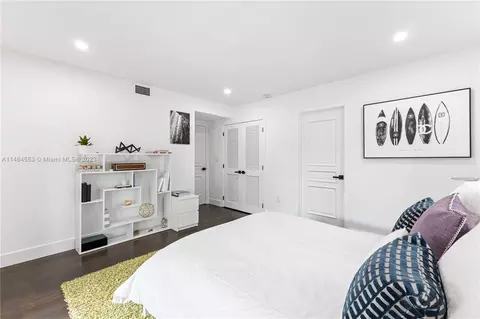 Bedroom - 475 Harbor Dr, Key Biscayne, FL 33149 photo 6 of 10